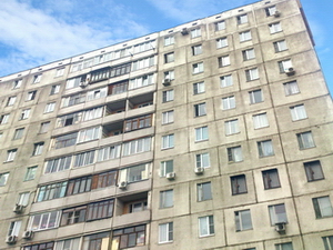 Прямые балконы на фасаде дома серии 1605-АМ